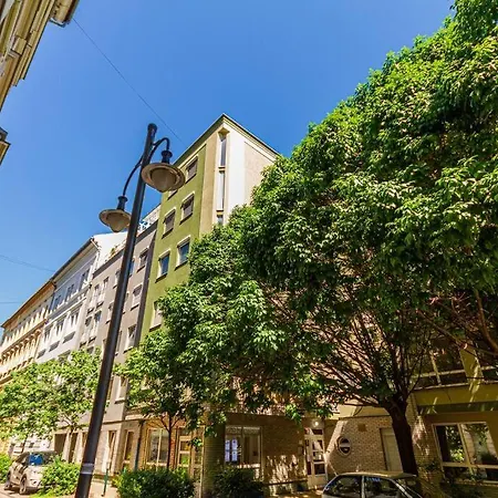 Roomy 80sqm At Center Free Parking Space, Ac & Balcony, Separate Ac In Four בודפשט