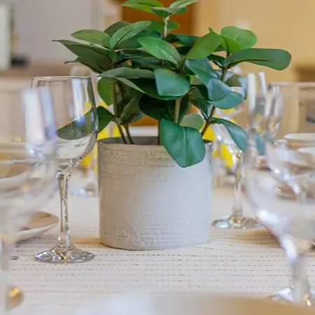 Roomy 80sqm At Center Free Parking Space, Ac & Balcony, Separate Ac In Four * בודפשט