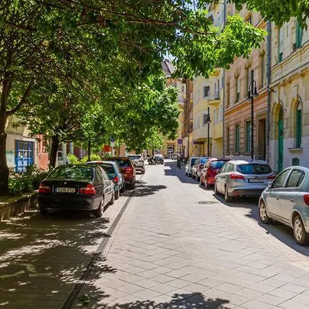 דירה Roomy 80sqm At Center Free Parking Space, Ac & Balcony, Separate Ac In Four *