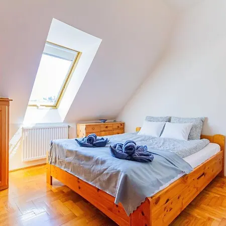 Roomy 80sqm At Center Free Parking Space, Ac & Balcony, Separate Ac In Four דירה בודפשט