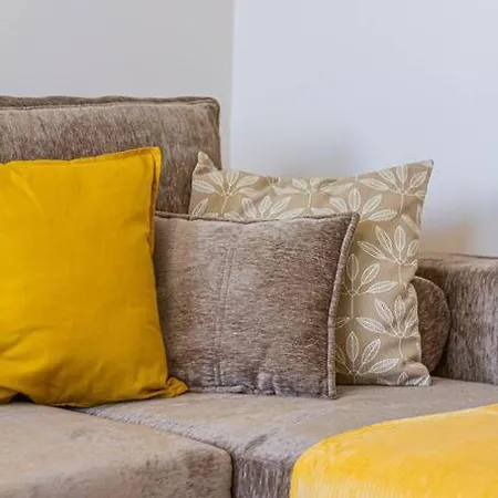 Roomy 80sqm At Center Free Parking Space, Ac & Balcony, Separate Ac In Four