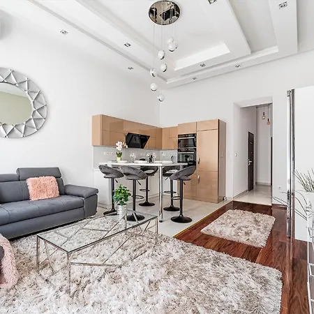Luxury With Free Garage And Balcony In The Center