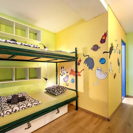 Island (adults Only) Hostel *
