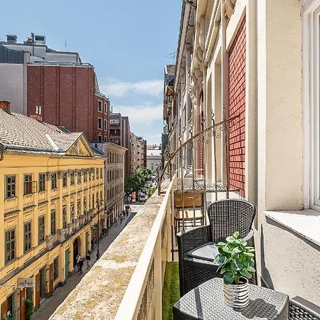Luxury With Free Garage And Balcony In The Center 公寓 *