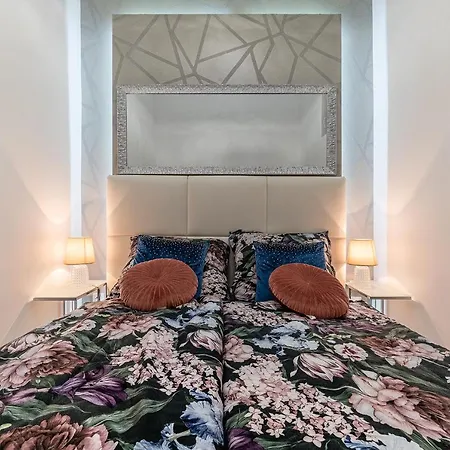 Luxury With Free Garage And Balcony In The Center 公寓 *