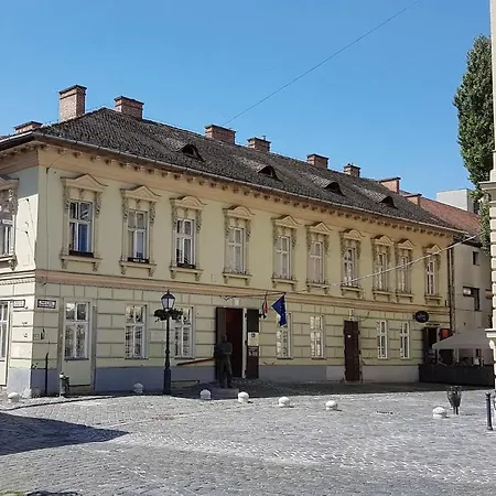 Apartment Stylish Historic Flat For 4 In Heart Of Oldbuda Budapest