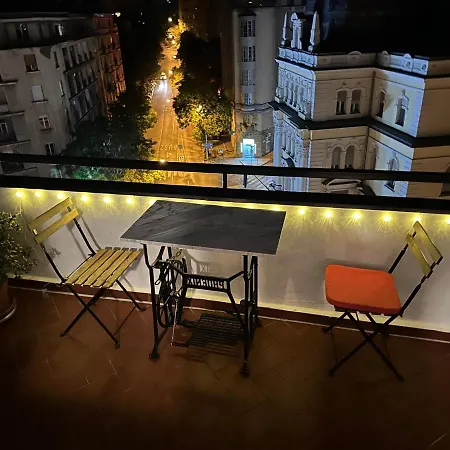 Bright & Spacious In Buda Apartment