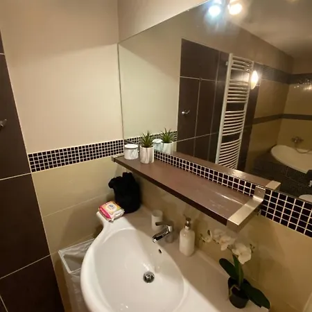 Apartment Location In The Heart Of The City, 2 Bedrooms, 2 Bathrooms *