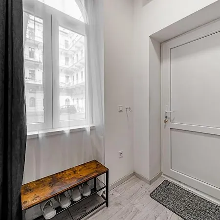 Chic Loft Bp: Industrial Gem Apartament