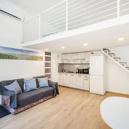 V12 Apartment *