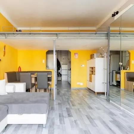 Balzac By Westend Mall With Balcony, Ac Apartment *