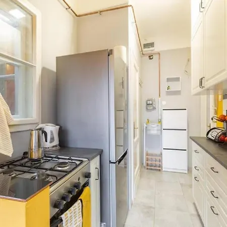 Balzac By Westend Mall With Balcony, Ac Apartment *