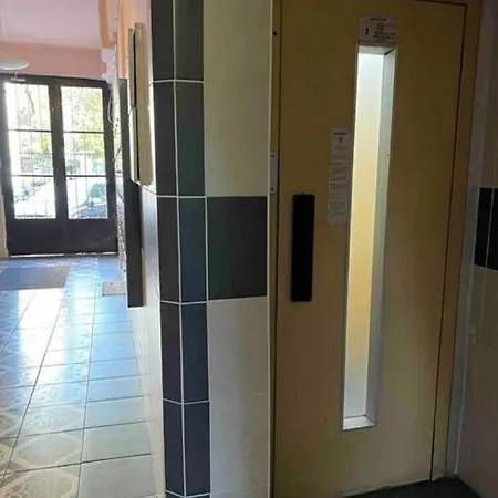 Balzac By Westend Mall With Balcony, Ac Apartment