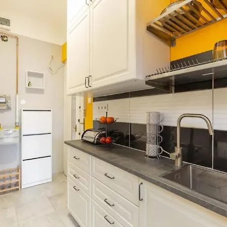 Apartment Balzac By Westend Mall With Balcony, Ac