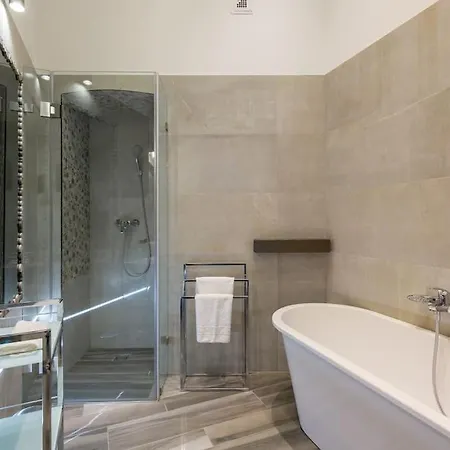 Swan In The Buda Castle Area 2br/balcony Appartement Boedapest