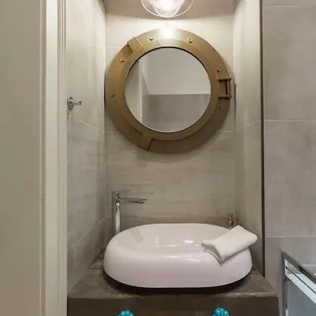 Swan In The Buda Castle Area 2br/balcony Boedapest