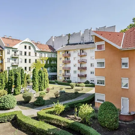 Beautiful Three Bedrooms With Free Parking Close To The Danube Coast Appartement