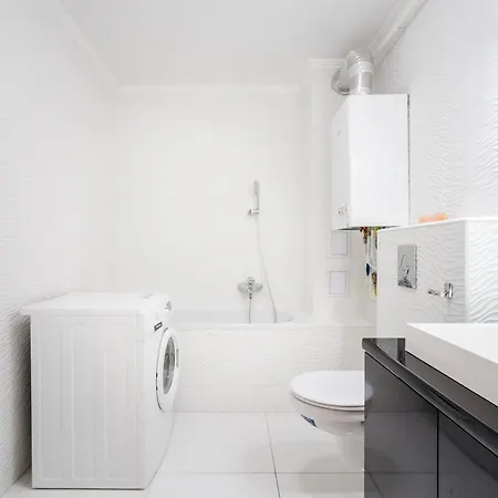 Appartement Beautiful Three Bedrooms With Free Parking Close To The Danube Coast *