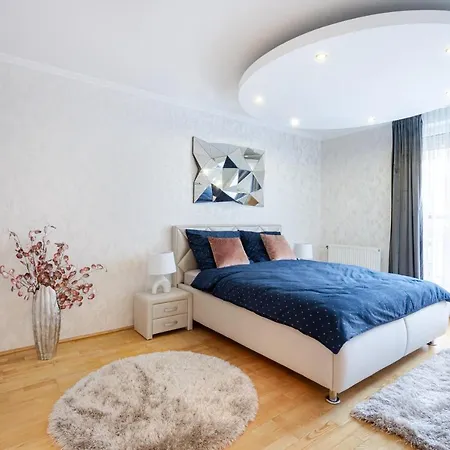 Beautiful Three Bedrooms With Free Parking Close To The Danube Coast Appartement