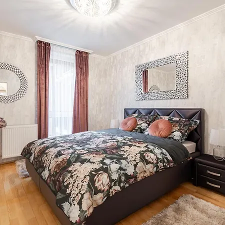 Appartement Beautiful Three Bedrooms With Free Parking Close To The Danube Coast *