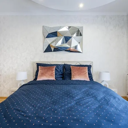 Appartement Beautiful Three Bedrooms With Free Parking Close To The Danube Coast *