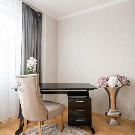 Beautiful Three Bedrooms With Free Parking Close To The Danube Coast Appartement