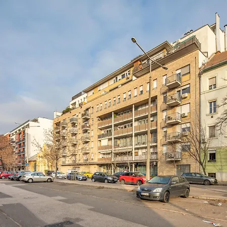 Lotus Origo With Garage Apartment *