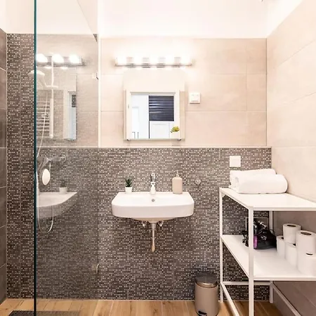 Marone 209 ~ Ac/balcony/indoor Parking * Budapest