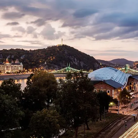 Luxurious Danubeside For 6 * Budapest