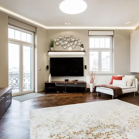 Luxurious Danubeside For 6 Budapest