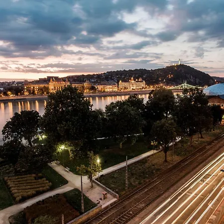 Luxurious Danubeside For 6 Budapest