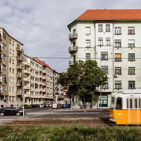 Luxurious Danubeside For 6 Budapest