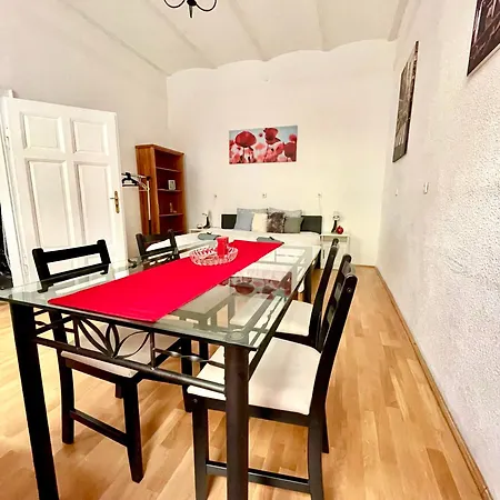 Sweet Warm With Big Bed Near New York Cafe Free Coffee Budapeşte