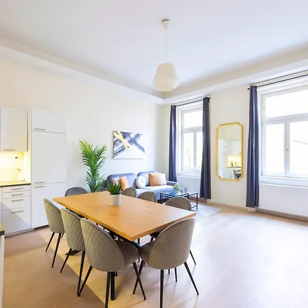 Apartment Exclusive & Spacious W/ 4bedrm 2bathrm