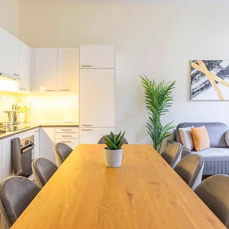 Exclusive & Spacious W/ 4bedrm 2bathrm Apartment *