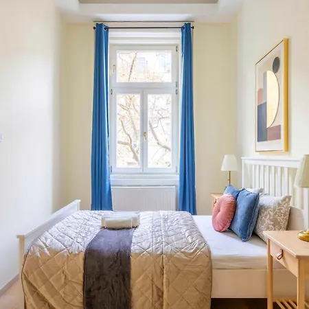 Exclusive & Spacious W/ 4bedrm 2bathrm Apartment Budapest