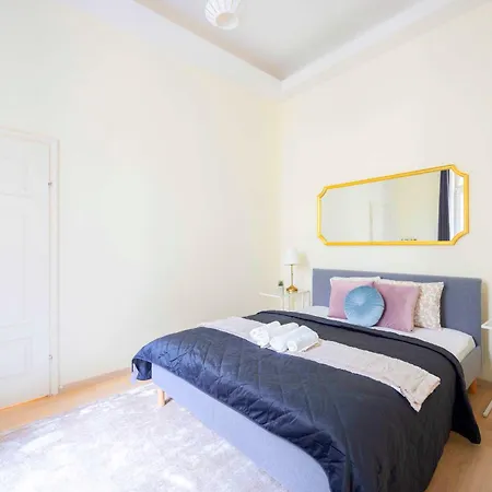Apartment Exclusive & Spacious W/ 4bedrm 2bathrm *