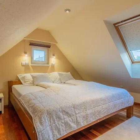 Apartman D12 *