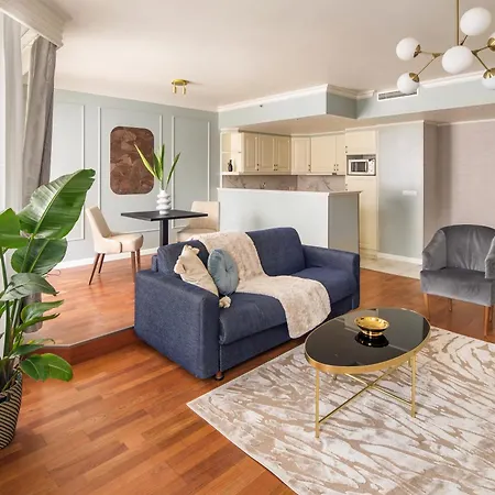 Ξενοδοχείο Queen's Court & 5*