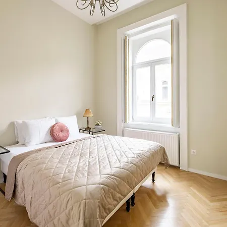 Graceful & Cozy Dream Next To The Opera House Apartment
