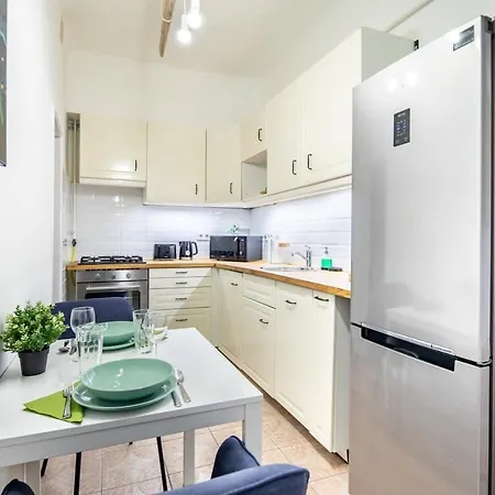 Apartment Convenient At Gastro Driven Location *