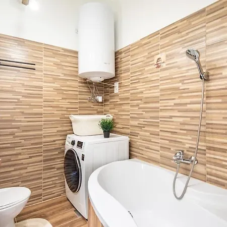 Apartment Convenient At Gastro Driven Location *