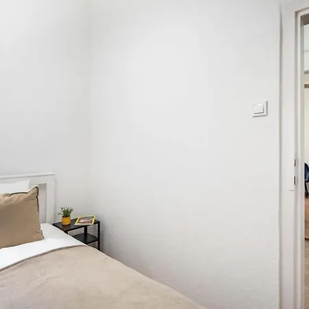 Convenient At Gastro Driven Location Apartment *