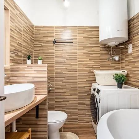 Convenient At Gastro Driven Location Apartment *