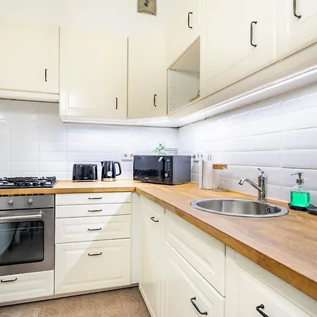 Convenient At Gastro Driven Location Apartment *