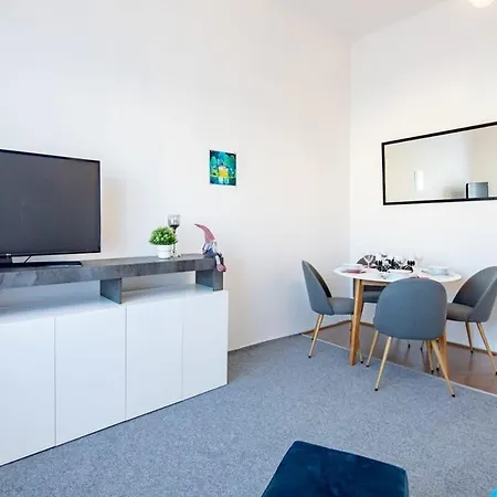 Historic Grace, Classical At Corvin Apartment Budapest