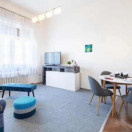 Apartment Historic Grace, Classical At Corvin *