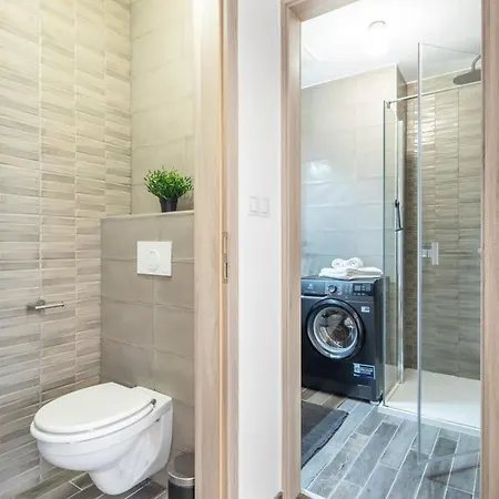 Balcony - Easy Parking - Comfy Apartment *