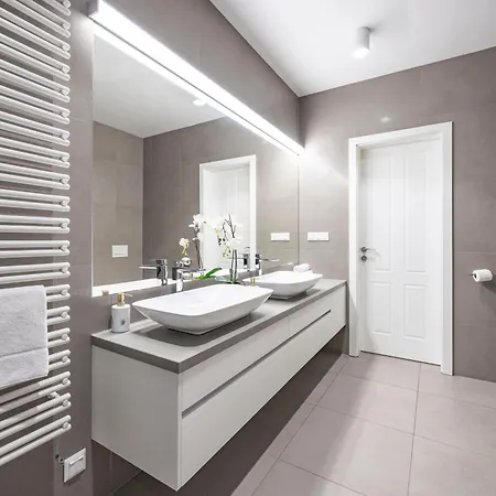 Apartment Stylish & Spacious By Prestige Homes Budapest