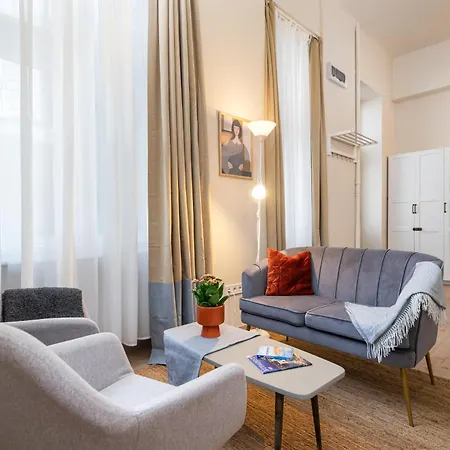 Charming Downtown Apartment